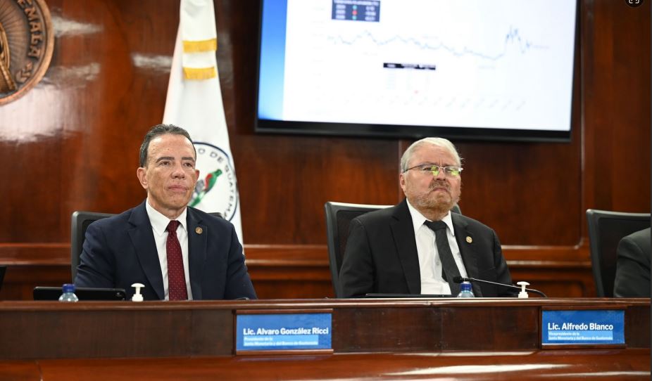 Esta es la penúltima sesión sobre la tasa líder de interés en la que participan Álvaro González Ricci y José Alfredo Blanco Valdés, presidente y vicepresidente de la Junta Monetaria, respectivamente. La última sesión programada para conocer el indicador será el 23 de septiembre. (Foto Prensa Libre: Cortesía Banguat)