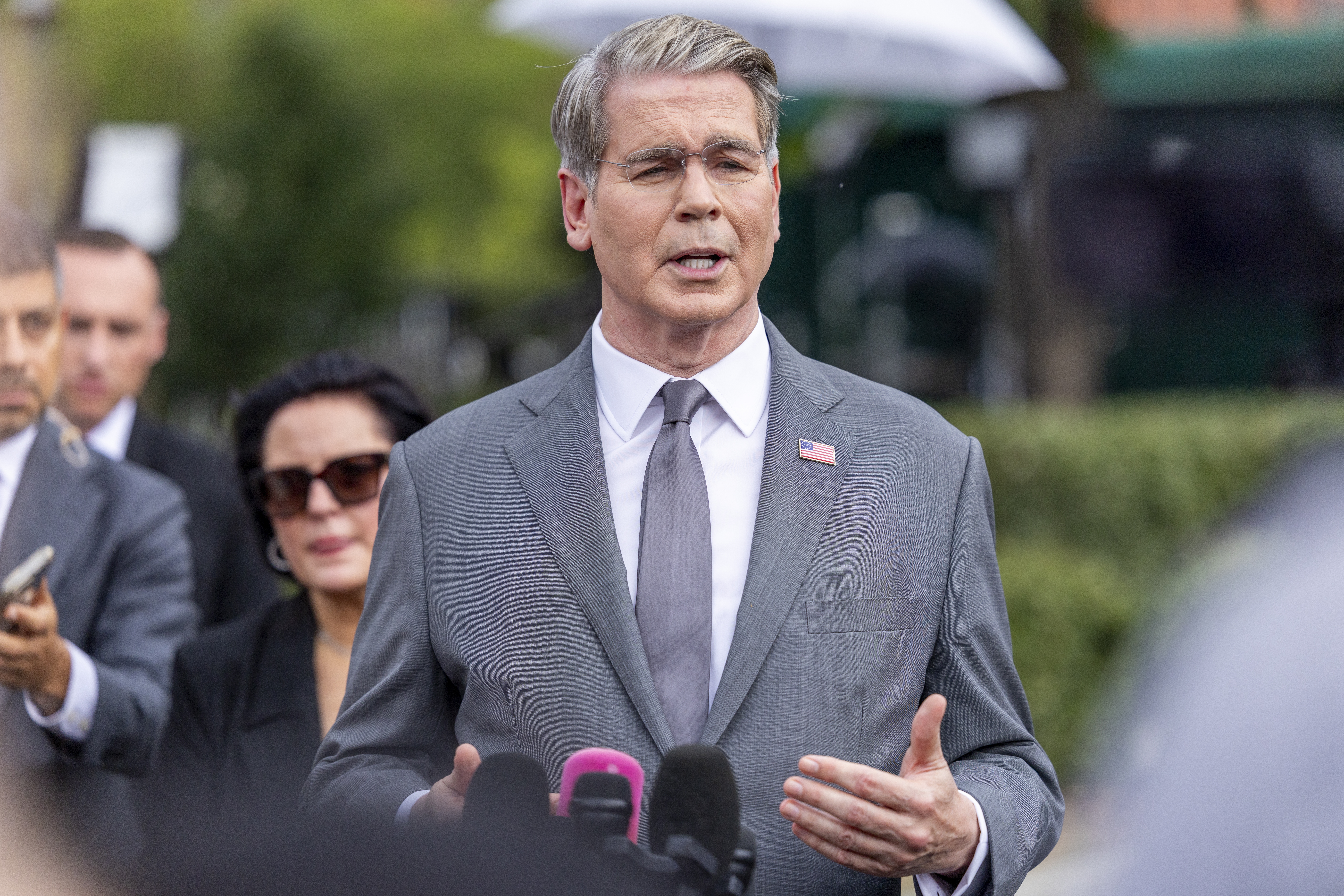 El secretario del Tesoro de Estados Unidos, Scott Bessent, habla con los periodistas a las afueras de la Casa Blanca.