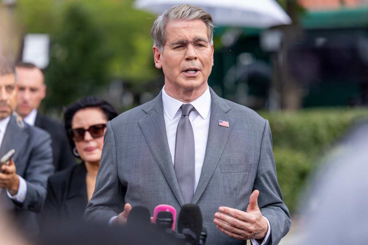 El secretario del Tesoro de Estados Unidos, Scott Bessent, habla con los periodistas a las afueras de la Casa Blanca.