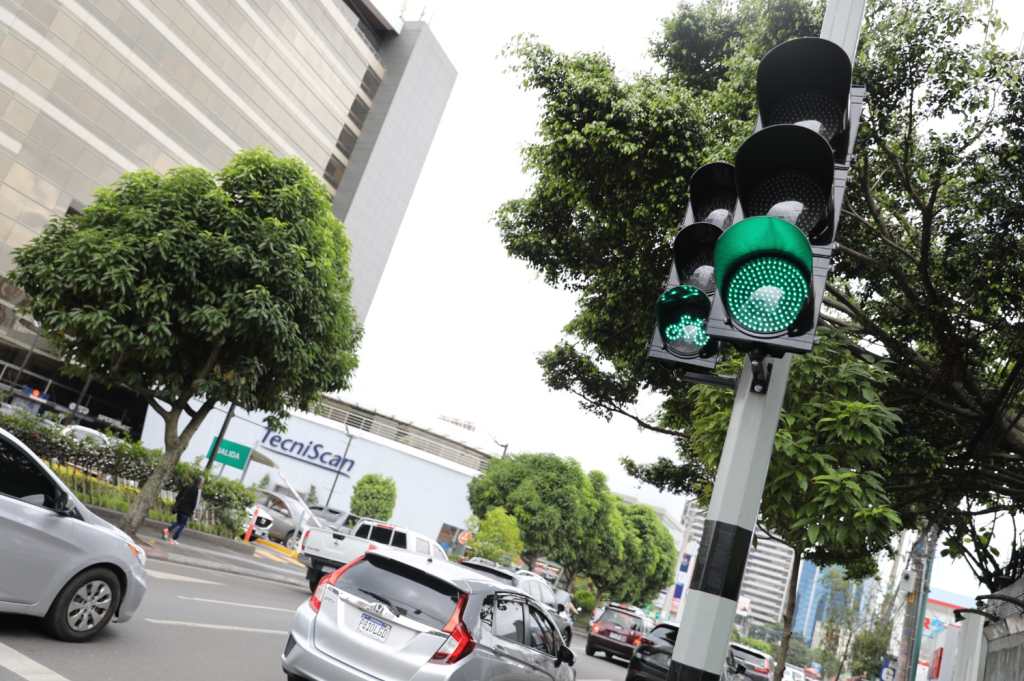 Intersección con semáforos inteligentes funcionando en la zona 10 de la Ciudad de Guatemala.