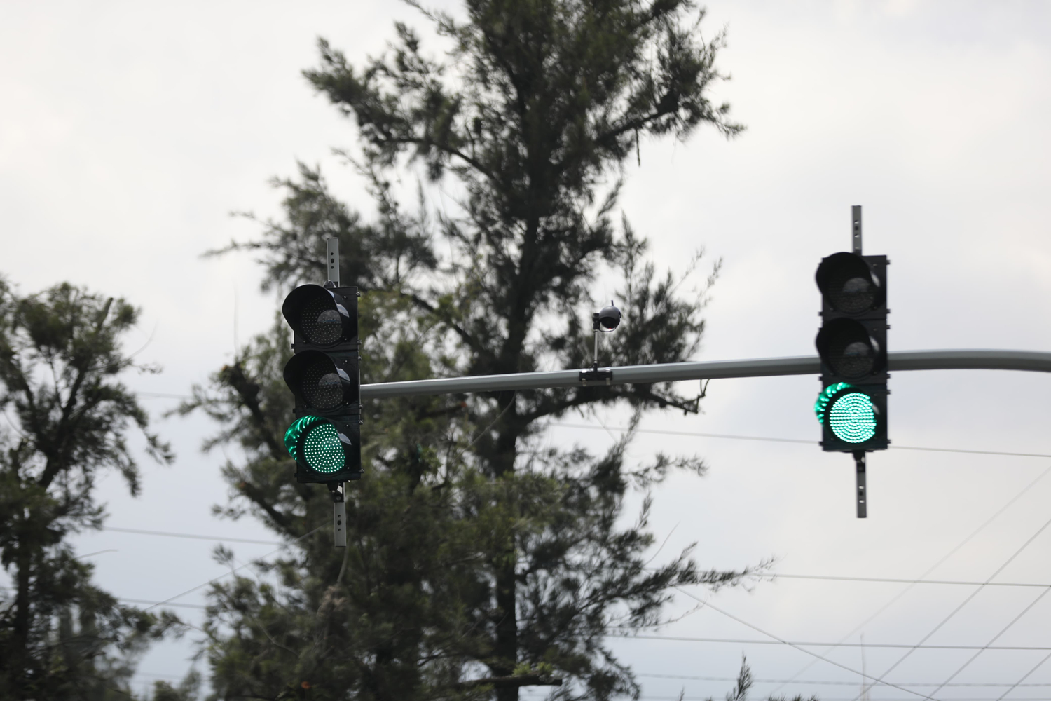 Dos nuevos semáforos inteligentes instalados sobre la Avenida El Cementerio en la zona 3 de la Ciudad de Guatemala.