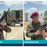 El ministro de la Defensa, Henry Sáenz, muestra el fusil utilizado por el Ejército desde los años 70 (izquierda) y el nuevo fusil M4 de fabricación estadounidense (derecha), que comenzará a incorporarse en las unidades militares, con Petén como punto de partida. (Foto, Prensa Libre: captura de pantalla)