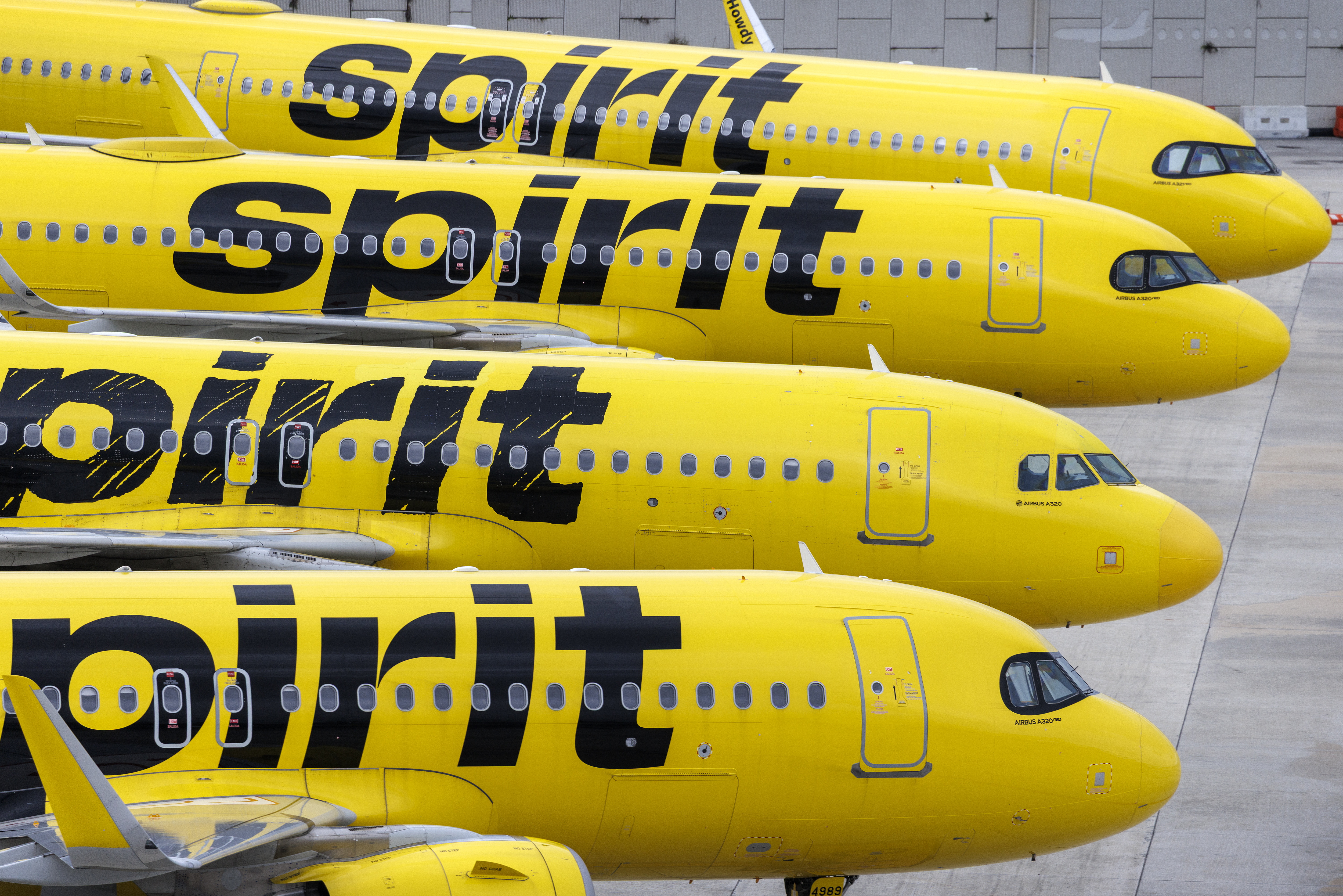 Spirit Airlines cesa sus operaciones globales en medio de la presión por el aumento del precio del combustible.