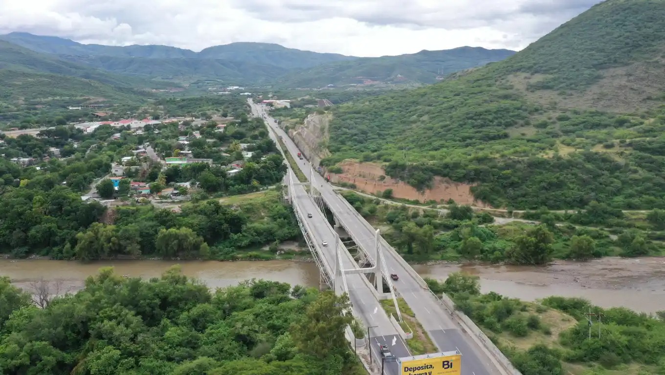 Vista del Puente Chetumal o nuevo puente El Rancho sobre el río Motagua en la ruta al Atlántico CA-9 Norte, El Progreso.