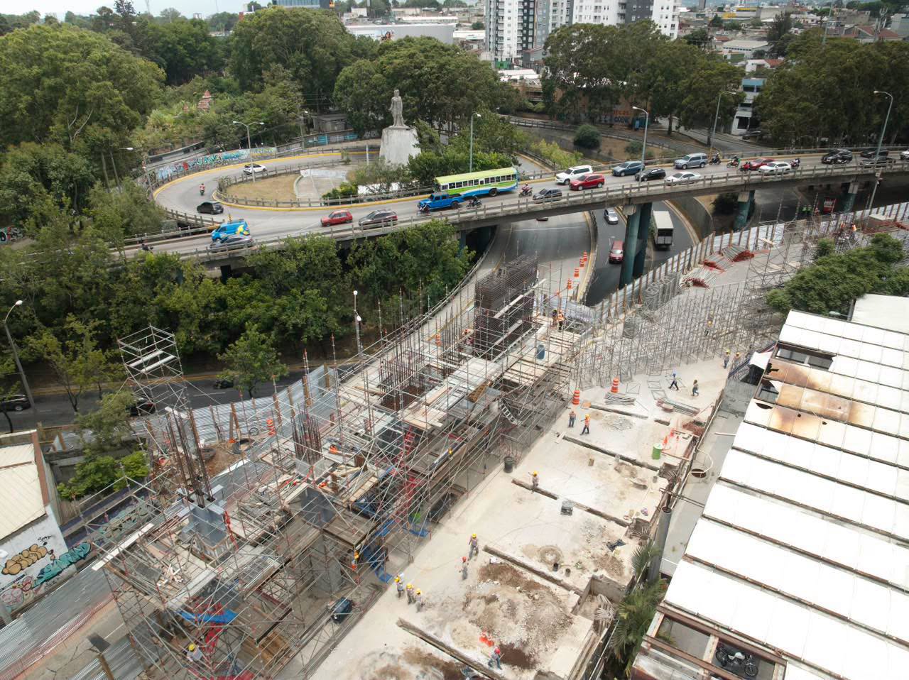 Obras del AeroMetro junto al monumento a Tecún Umán y el bulevar Liberación, donde se construye la estación central del proyecto.