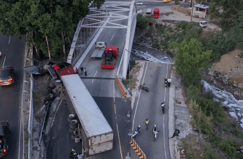 Trailer volcado km 13 Villalobos ruta al Pacífico
