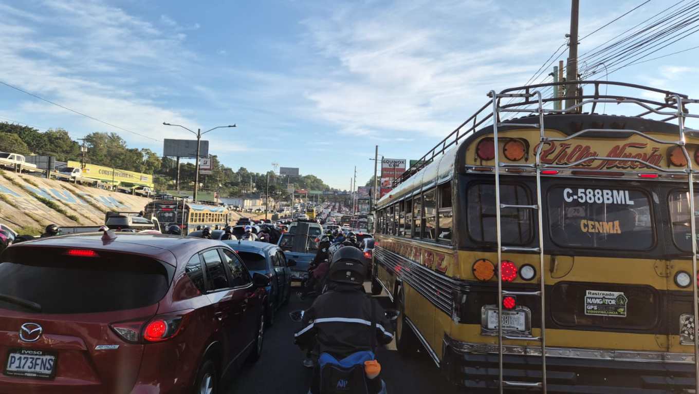 Tránsito colapsado ruta al Pacífico calzada Aguilar Batres muerte motorista