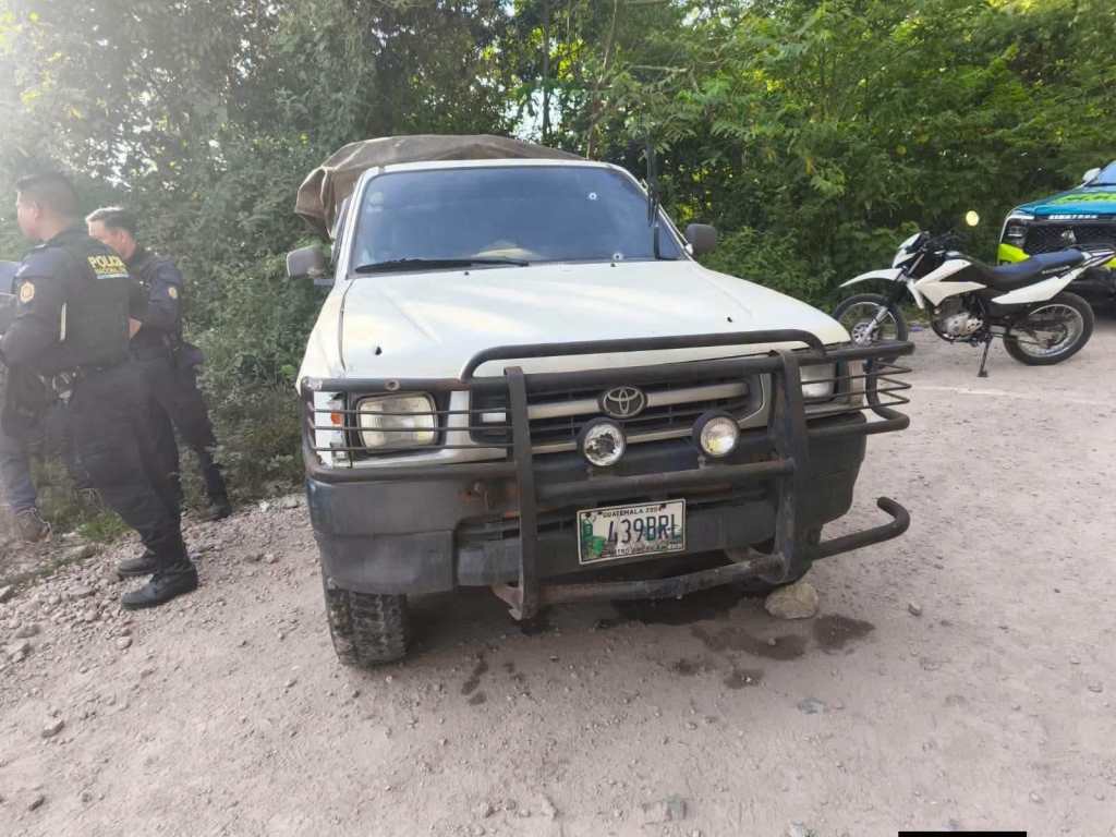 Agente policial inspecciona vehículo con impacto de bala tras ataque armado en Fraijanes