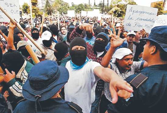 Durante dichas manifestaciones, se exigía la inscripción de Efraín Ríos Montt como candidato presidencial en 2003. (Foto Prensa Libre: Hemeroteca PL)
