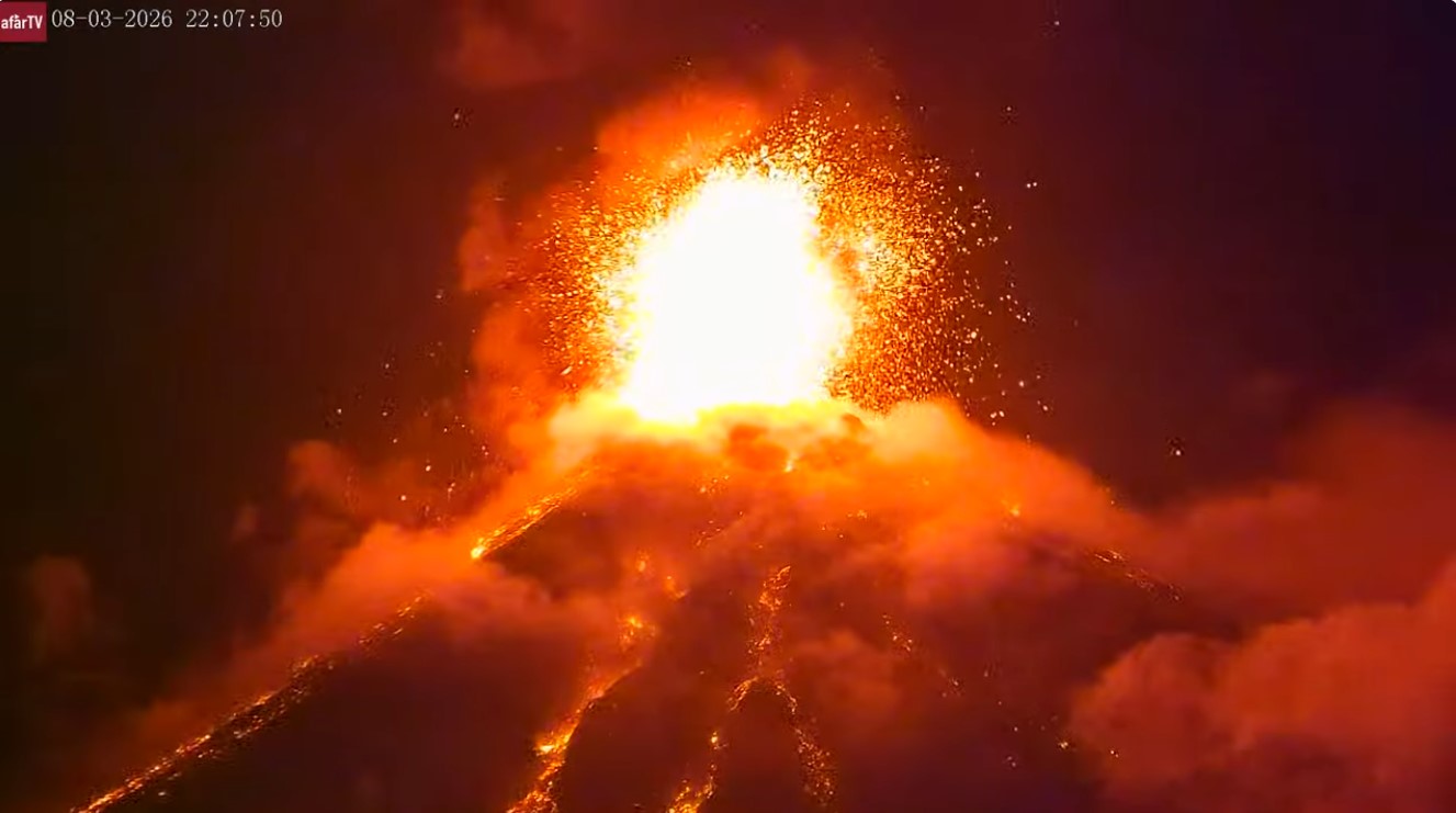 El monitoreo técnico permite dar seguimiento a la evolución de la actividad eruptiva del volcán de Fuego. (Foto Prensa Libre: Captura de pantalla del YouTube AlfarTV)