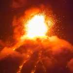 El monitoreo técnico permite dar seguimiento a la evolución de la actividad eruptiva del volcán de Fuego. (Foto Prensa Libre: Captura de pantalla del YouTube AlfarTV)