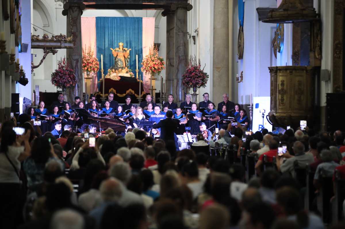 La tradicional Serenata de la Asunción celebró este 15 de agosto su edición número 18 con un repertorio de música sacra en honor a la patrona de la Ciudad de Guatemala y con la participación de artistas nacionales.