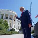 El presidente Donald Trump habla con los periodistas el miércoles mientras recorre un nuevo helipuerto en el jardín sur de la Casa Blanca. (Foto Prensa Libre: Al Drago/Pool/Para The Washington Post)