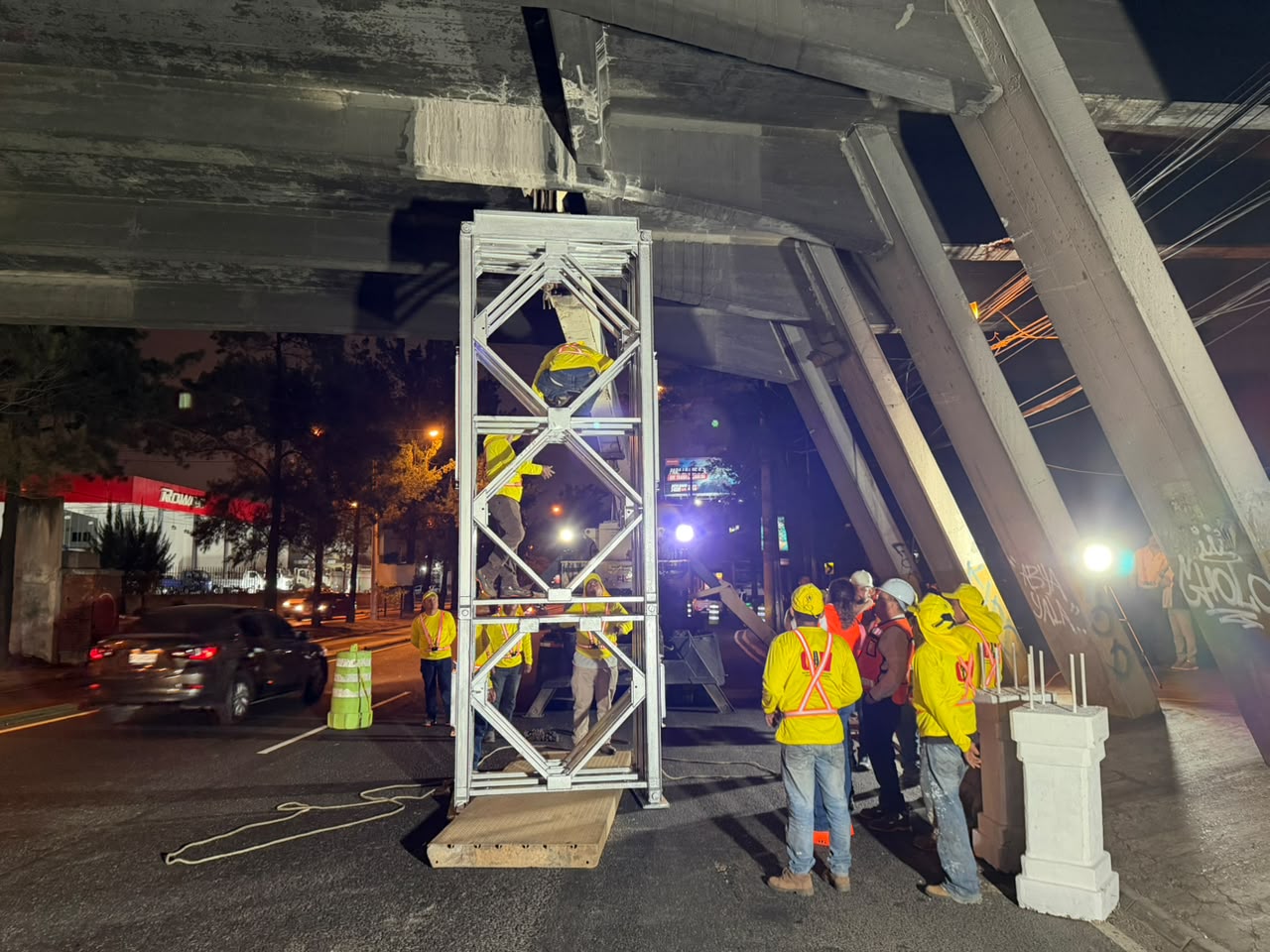 Personal del CIV instala un soporte metálico temporal bajo el área afectada del puente del Anillo Periférico sobre la calzada Aguilar Batres. La intervención busca reforzar preventivamente la estructura mientras se realizan evaluaciones especializadas. Foto Prensa Libre: CIV.