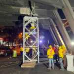 Personal del CIV instala un soporte metálico temporal bajo el área afectada del puente del Anillo Periférico sobre la calzada Aguilar Batres. La intervención busca reforzar preventivamente la estructura mientras se realizan evaluaciones especializadas. Foto Prensa Libre: CIV.