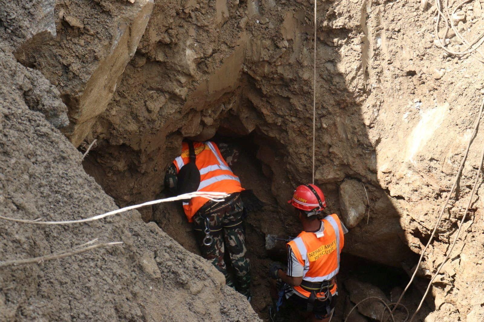 dos trabajadores de rescate en nepal