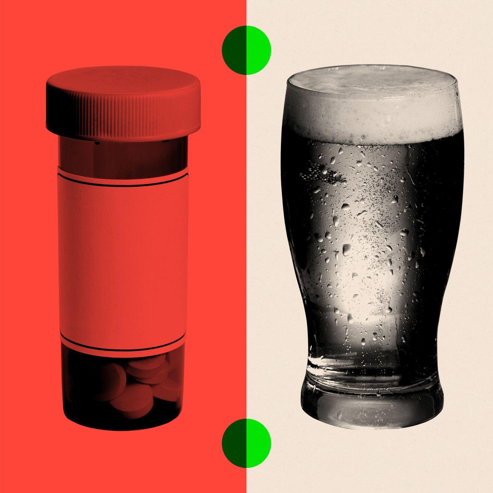 Varias manos sujetando vasos de cerveza y brindando