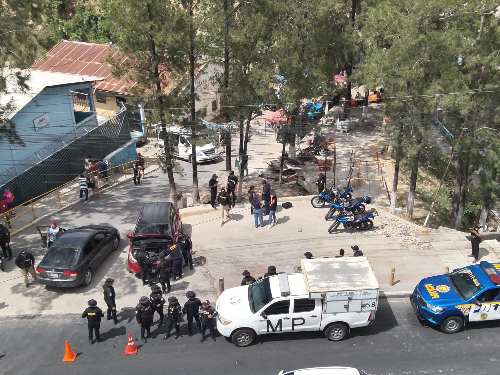 Agentes de la Policía Nacional Civil participan en el operativo desplegado en el Periférico como parte de las diligencias de investigación relacionadas con hechos atribuidos a la Mara Salvatrucha. (Foto Prensa Libre: PNC)