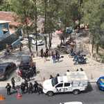 Agentes de la Policía Nacional Civil participan en el operativo desplegado en el Periférico como parte de las diligencias de investigación relacionadas con hechos atribuidos a la Mara Salvatrucha. (Foto Prensa Libre: PNC)