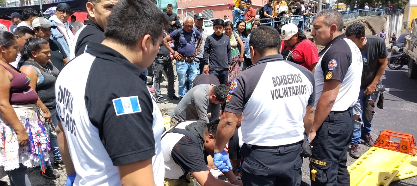 Socorristas atienden la emergencia por un ataque armado cerca del estadio El Trébol, donde un hombre falleció y dos personas resultaron heridas. (Foto Prensa Libre: CVB)

