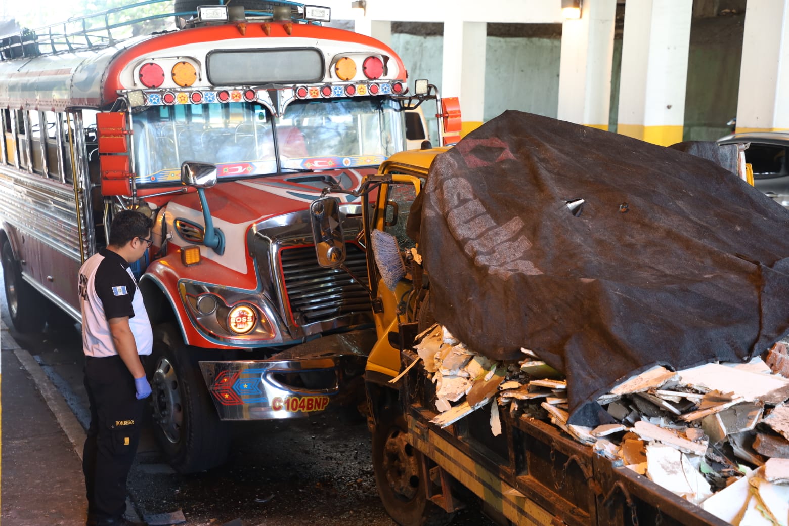 accidente bus camión bajo puente Las Calaveras
