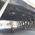 Personal de la Conred y de la Municipalidad de Guatemala inspecciona las grietas visibles en la parte inferior del puente del Anillo Periférico sobre la calzada Aguilar Batres. (Foto Prensa Libre: Moisés Xec)