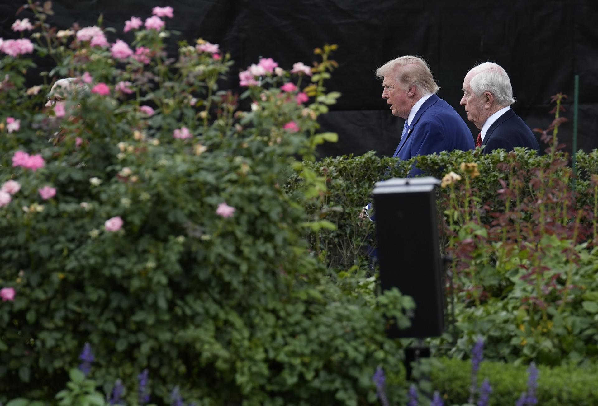 WASHINGTON (United States), 20/08/2026.- US President Donald Trump and Penske Corporation founder Roger Penske attend an event to announce the administration's new 'Fostering the Future' program in the Rose Garden of the White House in Washington, DC, USA, 20 August 2026. The White House initiative aims to empower youth in the foster care system by expanding educational opportunities, leadership development, and economic independence for individuals transitioning out of care. EFE/EPA/YURI GRIPAS / POOL