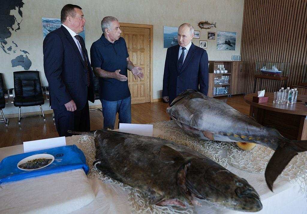 El presidente de Rusia, Vladímir Putin, prueba caviar durante su visita a la planta de procesamiento de pescado Yasny en Iturup, conocida en Japón como Etorofu.