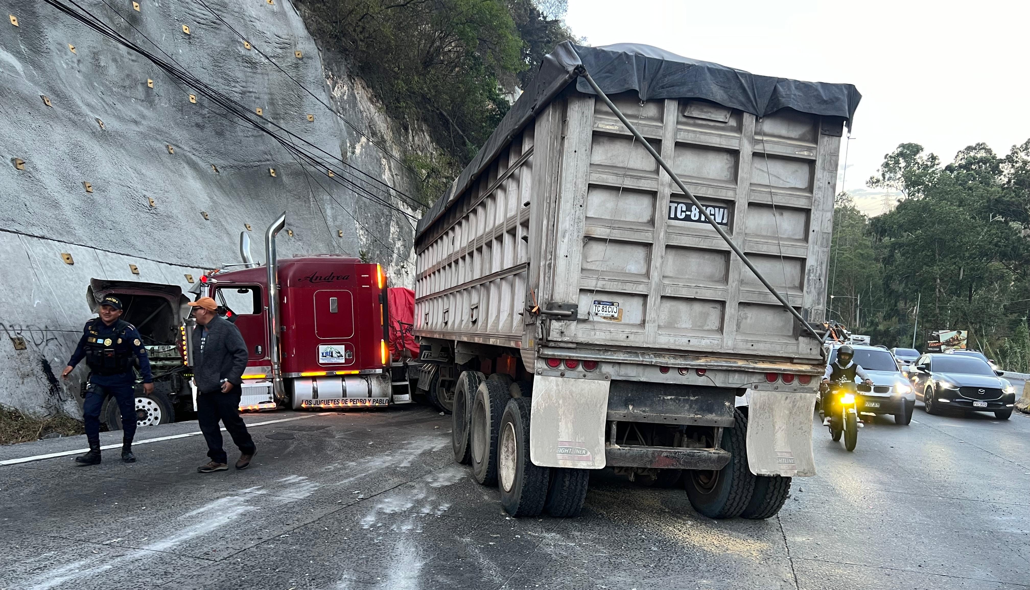 Personal de la DGT verifica el transporte pesado involucrado en el accidente ocurrido en el kilómetro 21 de la ruta CA-9 Sur, en Villa Nueva. La unidad carece de limitador de velocidad. (Foto Prensa Libre: PMT de Villa Nueva)