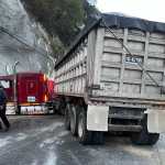 Personal de la DGT verifica el transporte pesado involucrado en el accidente ocurrido en el kilómetro 21 de la ruta CA-9 Sur, en Villa Nueva. La unidad carece de limitador de velocidad. (Foto Prensa Libre: PMT de Villa Nueva)