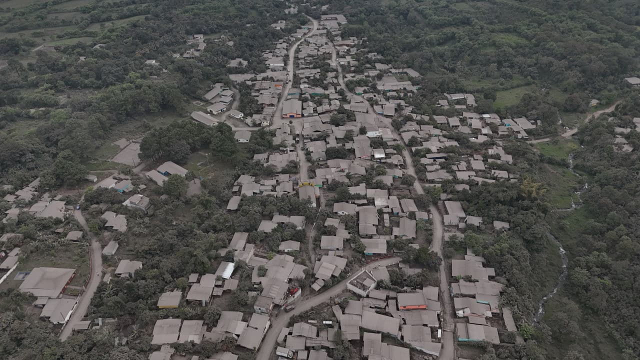 Fotografías aéreas muestran el caserío Morelia, en San Pedro Yepocapa, Chimaltenango, donde las viviendas permanecen cubiertas por una capa de ceniza tras la erupción del volcán de Fuego.  (Foto Prensa Libre: Moisés Xec)