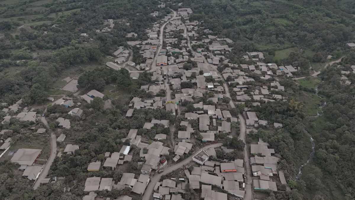 Fotografías aéreas muestran el caserío Morelia, en San Pedro Yepocapa, Chimaltenango, donde las viviendas permanecen cubiertas por una capa de ceniza tras la erupción del volcán de Fuego.  (Foto Prensa Libre: Moisés Xec)