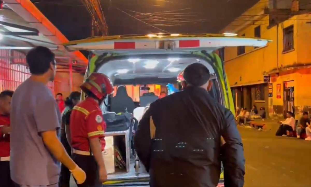 Socorristas trasladan a heridos en ataque armado. (Foto: Bomberos Municipales)