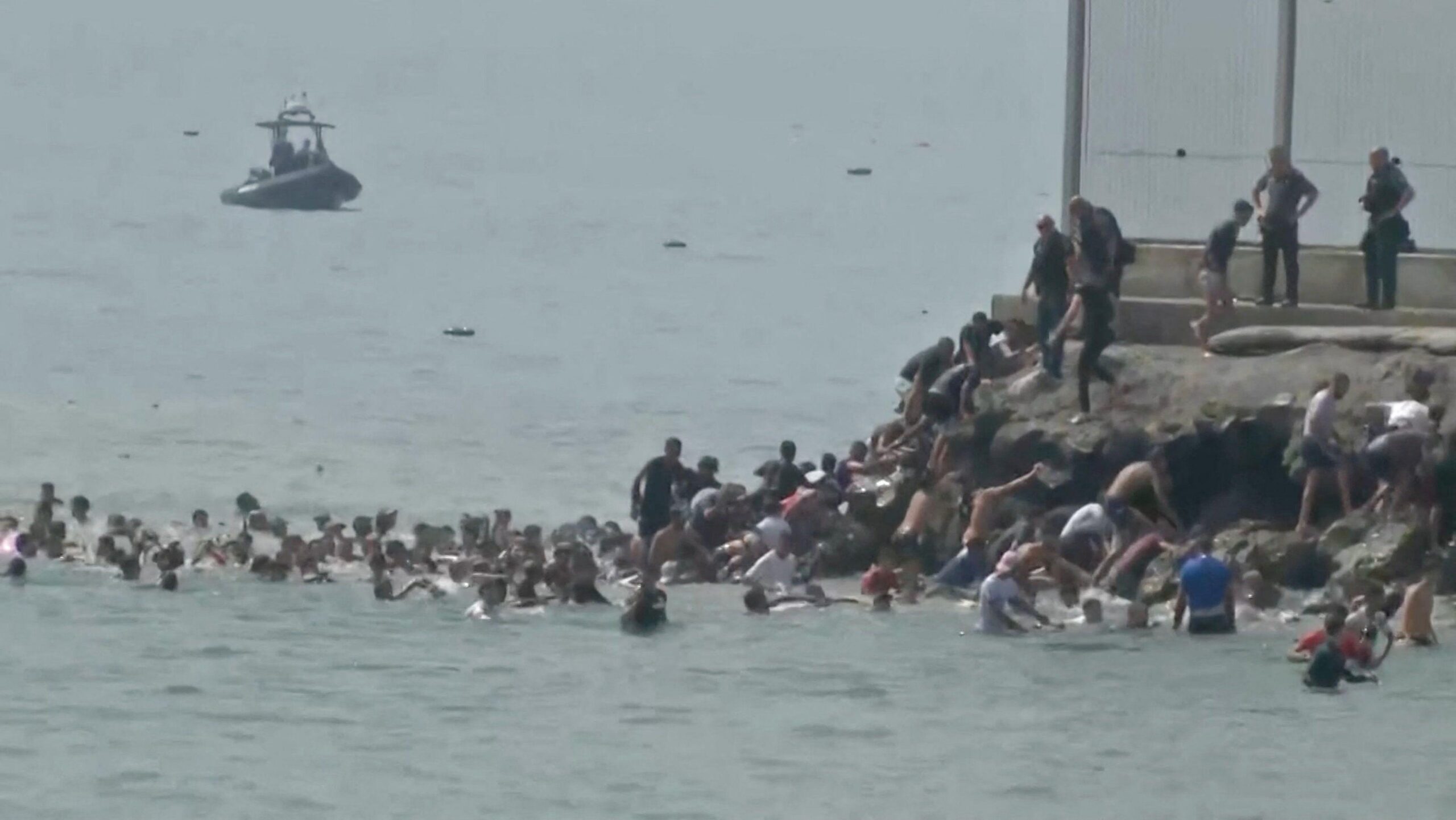 una mujer cruza a ceuta desde marruecos por el mar