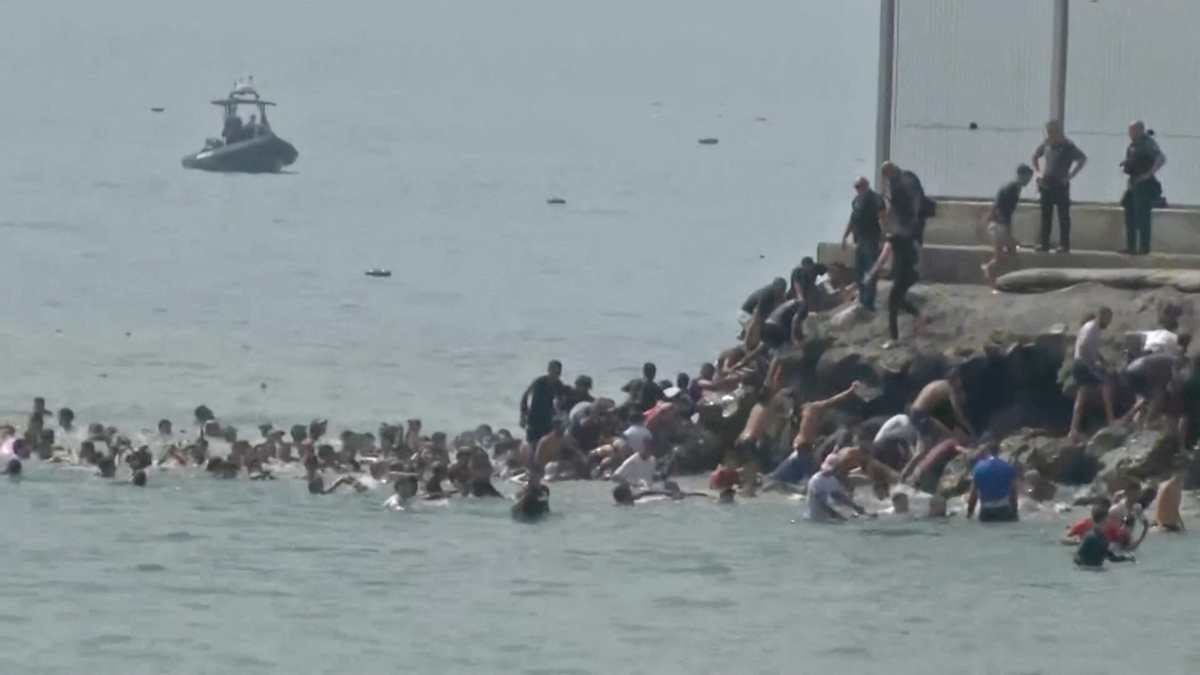 una mujer cruza a ceuta desde marruecos por el mar