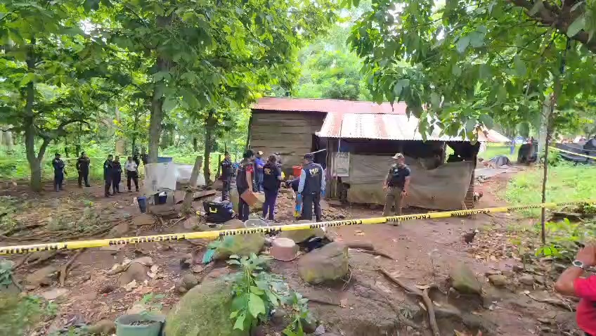 La vivienda donde ocurrió el doble asesinato permanece bajo resguardo de las autoridades en la finca El Quisquil, Cuyotenango. (Foto Prensa Libre: Marvin Túnchez)