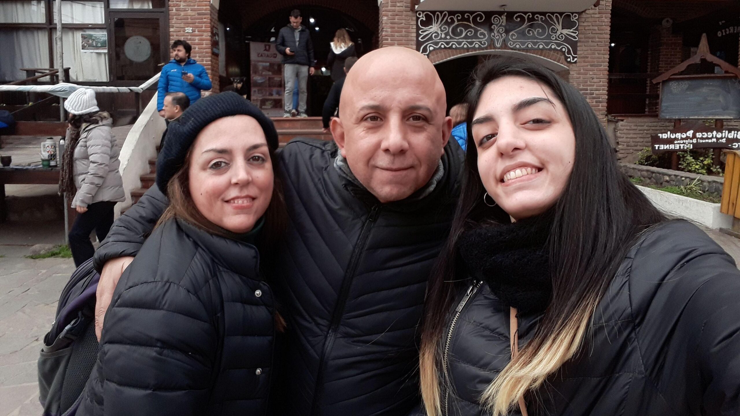 Mujer entre cadenas con un cartel que dice Familias Endeudadas