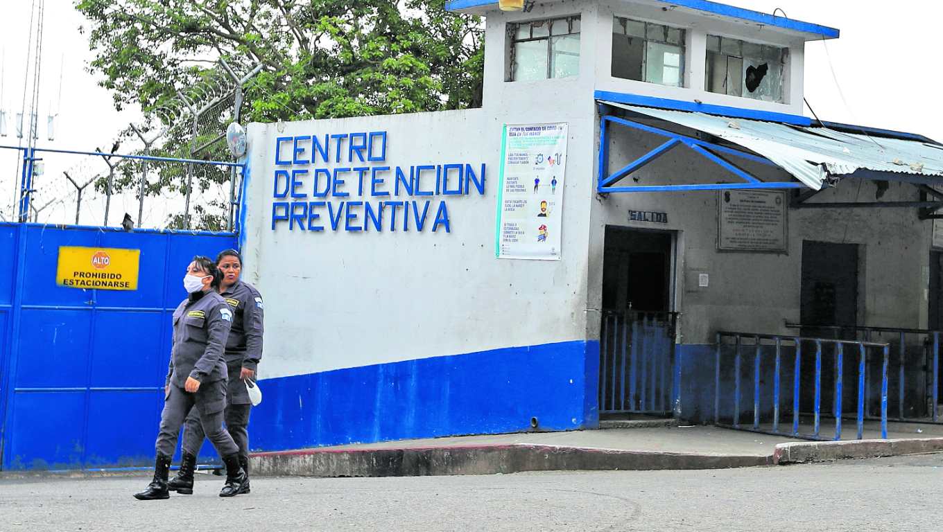 Familiares de personas privadas de libertad y que se encuentran en los sectores 10 y 11 del Preventivo de la zona 18, llevaron las encomiendas que se reciben de manera semanal. Las visitas están prohibidas para los reos, sin embargo los familiares pueden llevarles artículos de primera necesidad y de limpieza. Para que esto pueda realizarse se deben trasladar al ingreso al centro preventivo para mujeres, Santa Teresa, que está abajo del de varones. A pesar que los trabajadores del Sistema Penitenciario piden a las personas cuidarse y tomar en cuenta su distancia, los visitantes no acatan las medidas. Foto Prensa Libre: Óscar Rivas 18 06 2020
