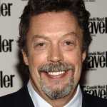 Tim Curry sonríe a la cámara en 2005