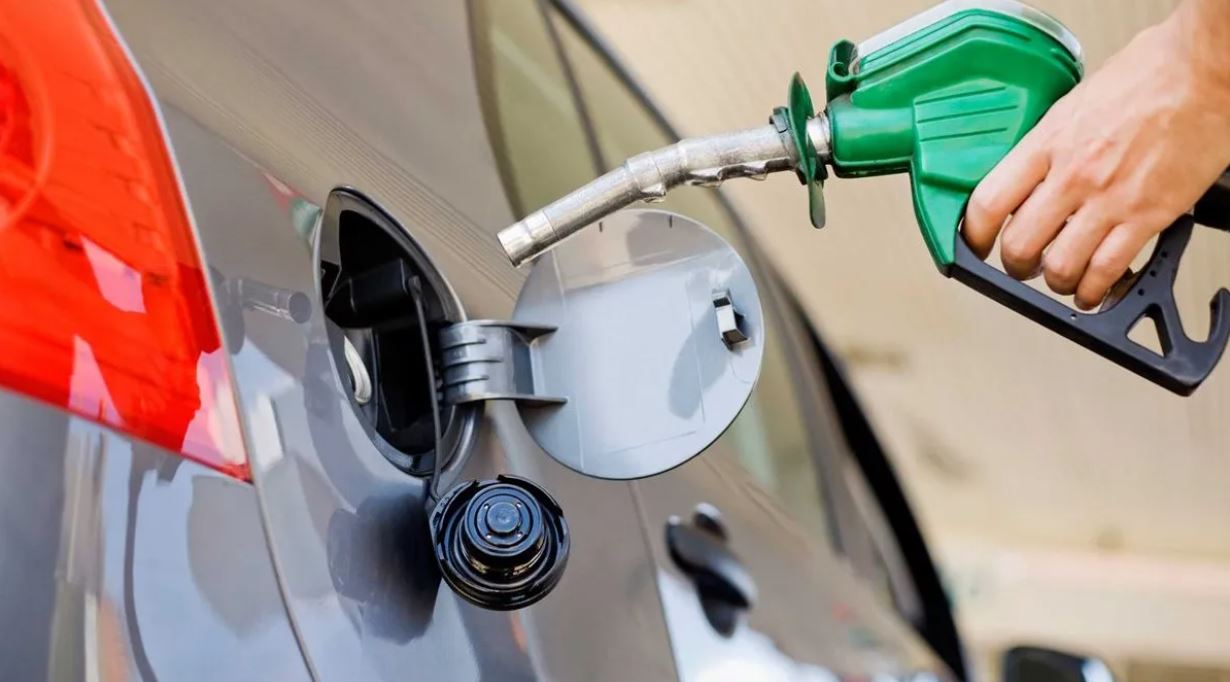 combustibles bomba de gasolinera 8 persona echando gasolina HPL