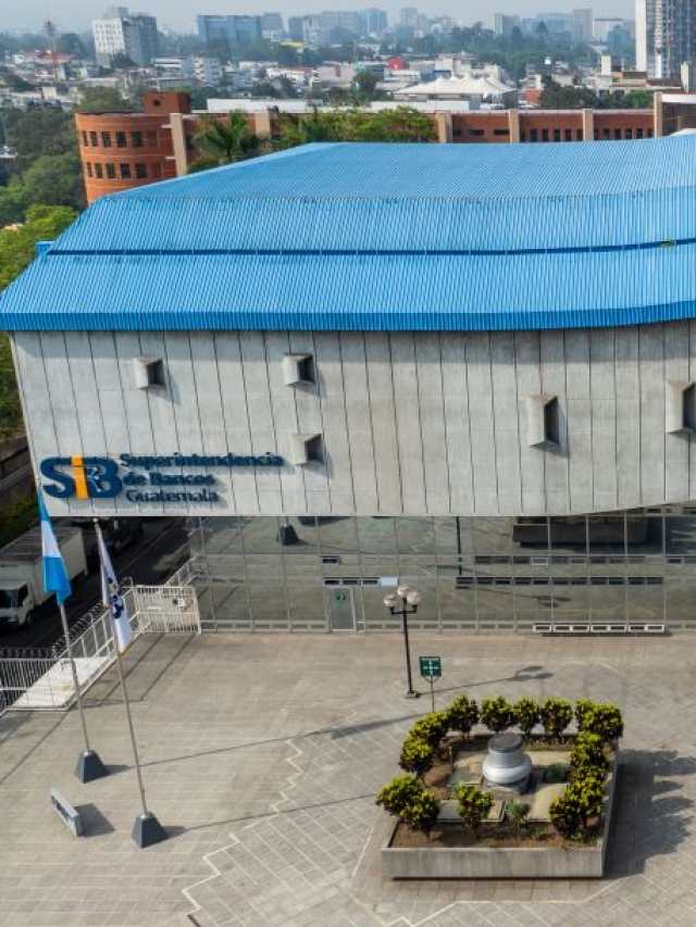 Cuatro profesionales buscan dirigir la Superintendencia de Bancos