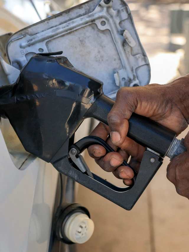 Congreso evita votar propuesta para reducir impuestos a los combustibles