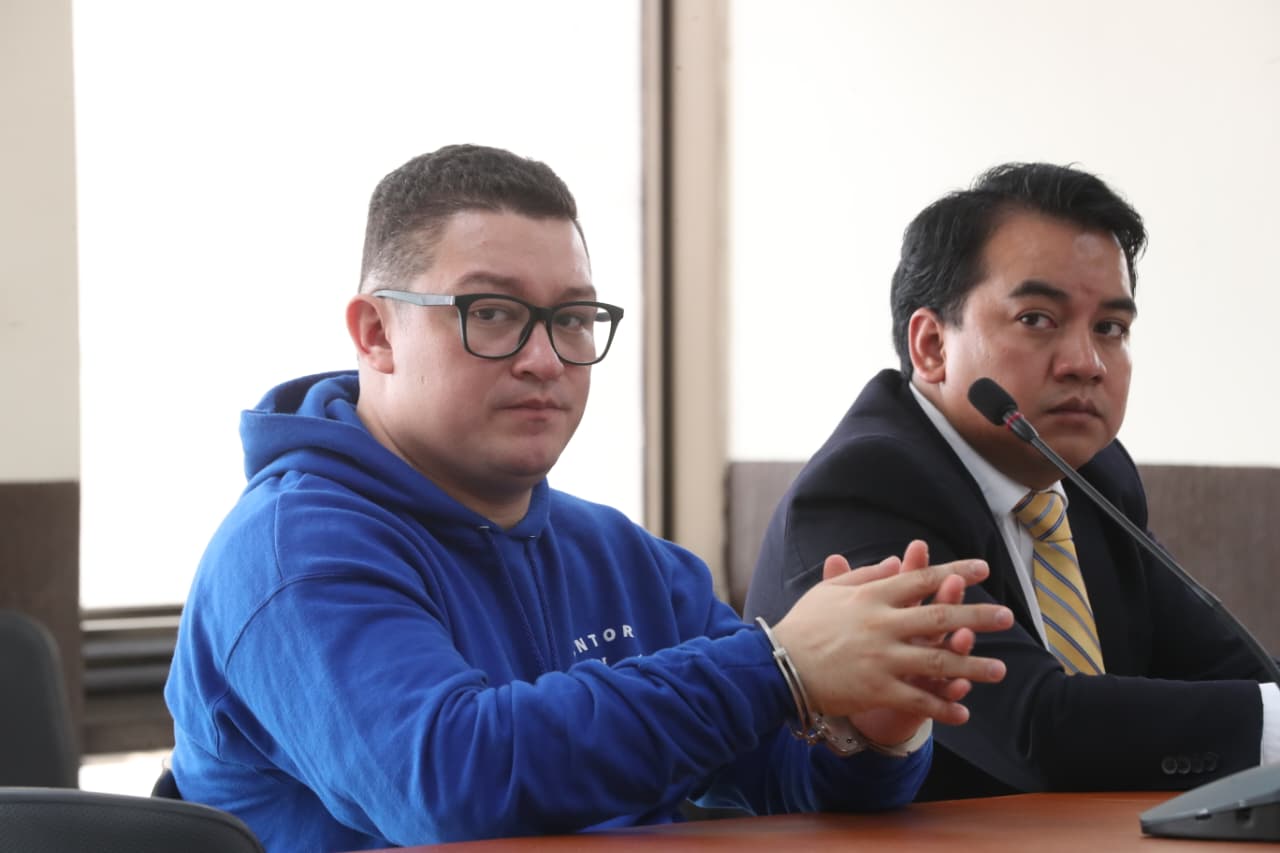 El juez Mynor Moto accede a la solicitud del Ministerio Público y modifica a homicidio los delitos que Jorge David Rodas enfrentaba en agravio de Nidia Renata Bautista García, durante la audiencia. (Foto Prensa Libre: Moisés Xec)