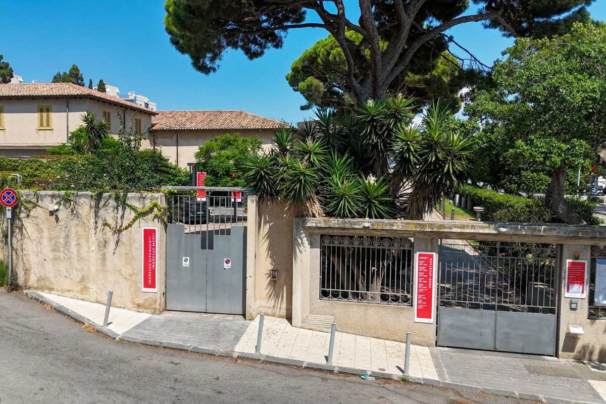 Tres paneles que se conservan del políptico de San Gregorio, de Antonello da Messina, en los que aparecen la Virgen María y Cristo, San Gregorio y San Benito