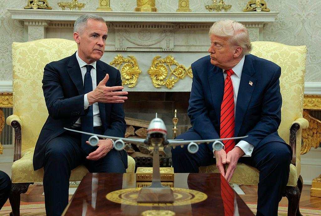Mark Carney habla frente a un podio