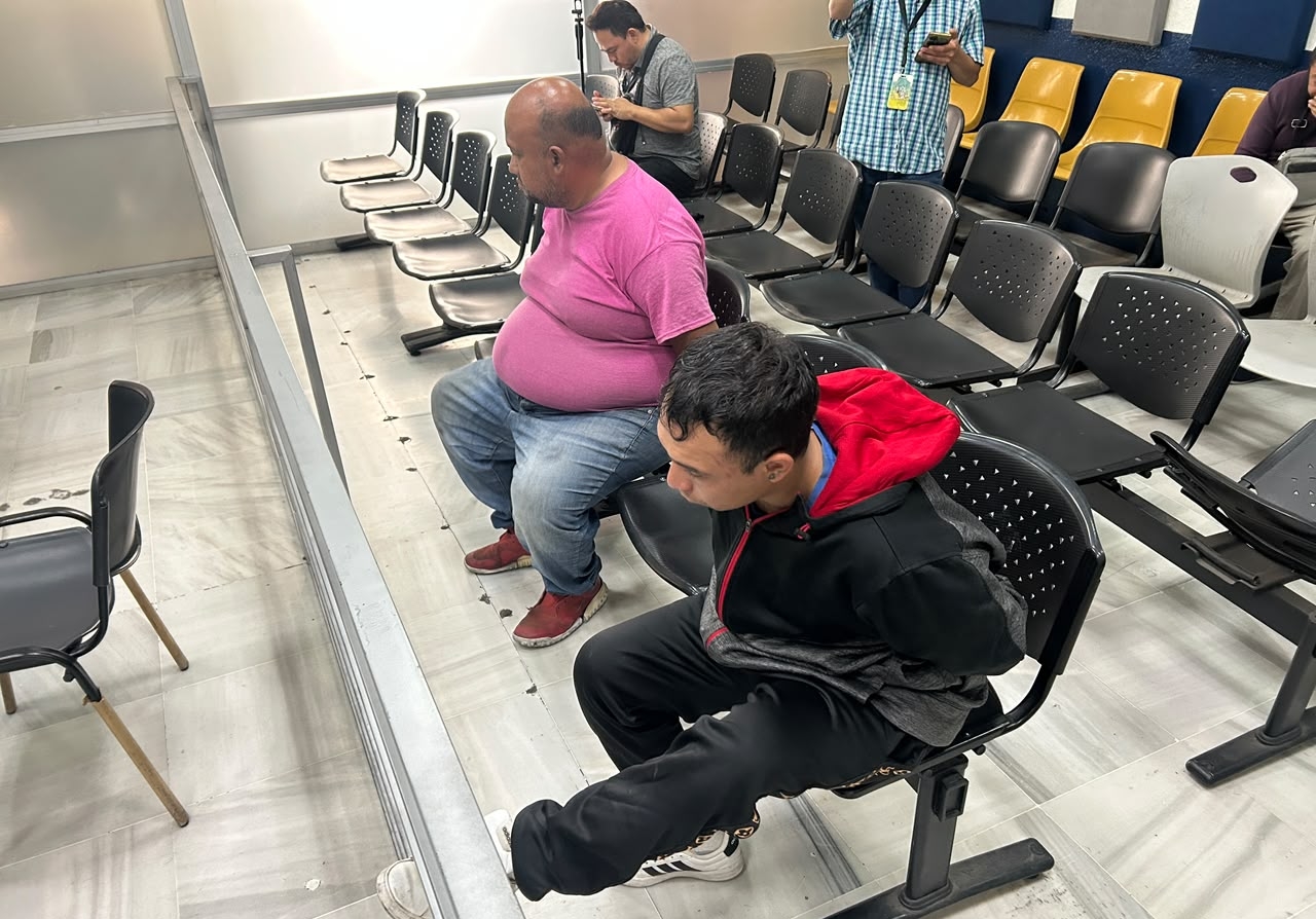 Érick Humberto Rodas, alias “Capibara”, y Lusbin Alejandro Culajay, alias “Mudo”, comparecen ante un juzgado de turno durante la audiencia en la que fueron ligados a proceso penal por dos delitos.