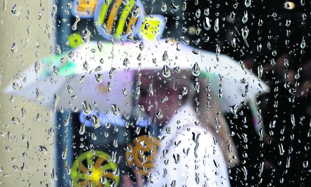 FOTODELDÍA - ST. PETERSBURG (Rusia), 17/06/2026.- Una mujer camina con su paraguas bajo la lluvia en la avenida Nevsky Prospekt durante un día lluvioso en San Petersburgo. EFE/ANATOLY MALTSEV