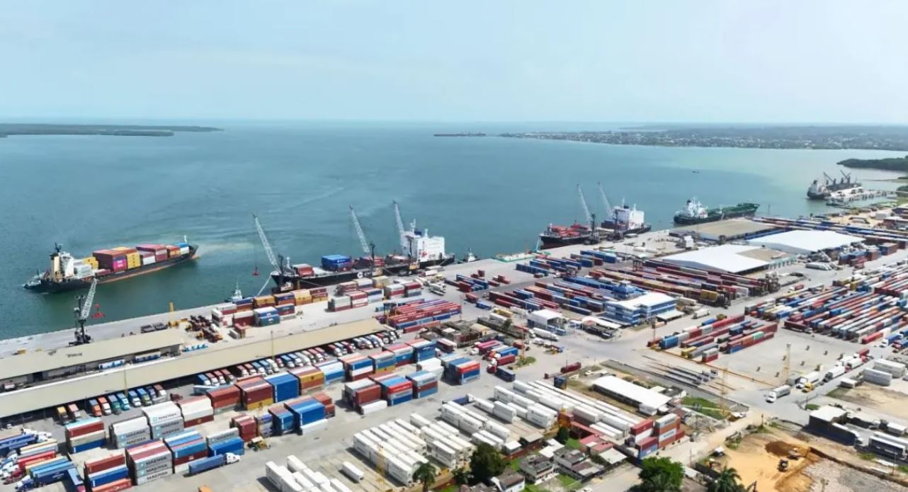 exportaciones carga marítima vista aérea de puerto y contenedores Hemeroteca PL