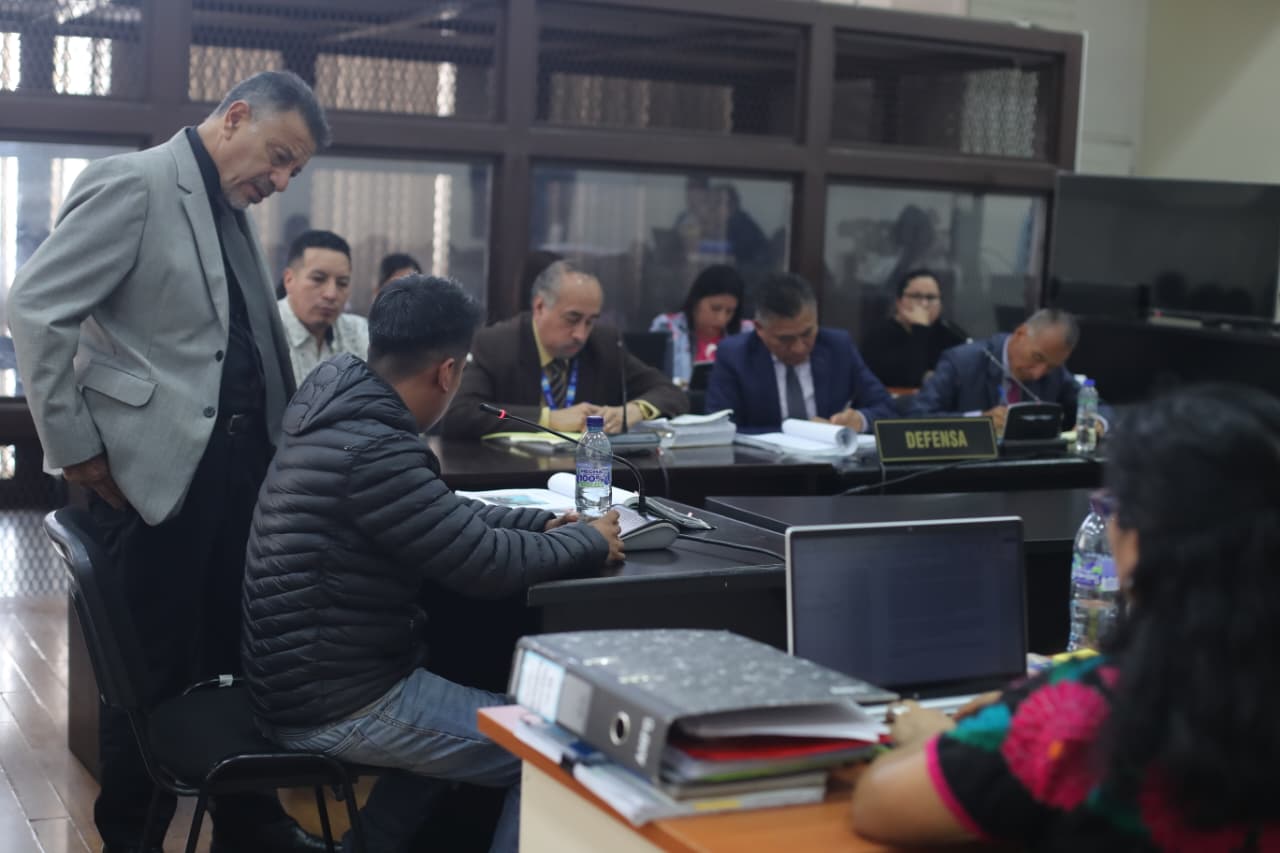 El bombero Josué Francisco Buch Cúmez declara como testigo durante el juicio contra siete expolicías procesados por delitos relacionados con la muerte de Nelson Santamaría y Eldin Leonel Choc Xi. (Foto Prensa Libre: Juan Diego González)