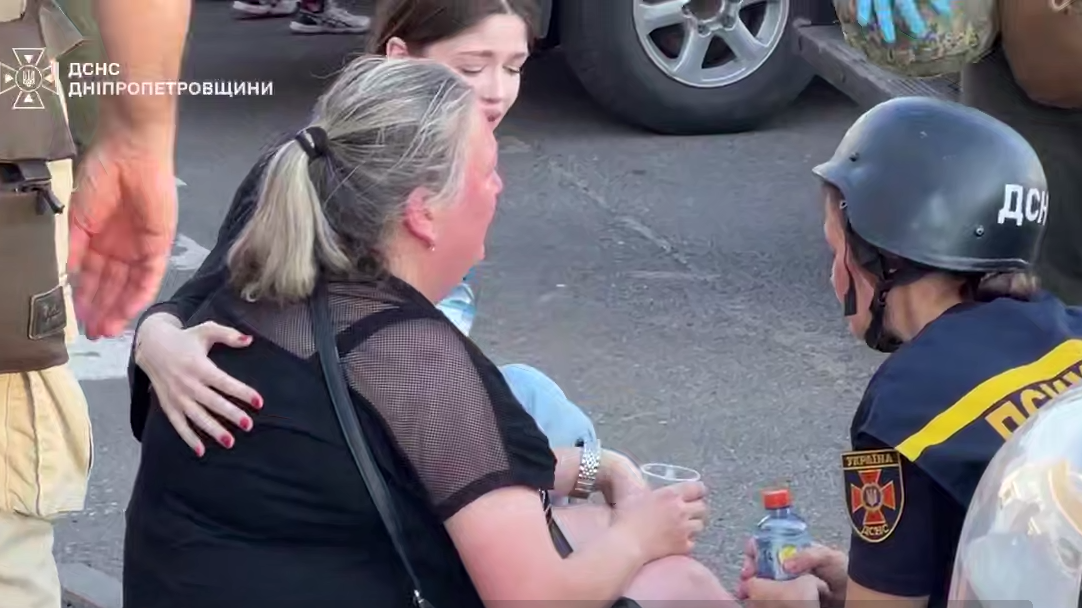 Se observa humo saliendo de un centro comercial en la ciudad de Kryvyi Rih, en el centro de Ucrania, tras un ataque con drones rusos. Foto: 21 de agosto de 2026
